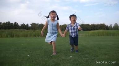 快乐的亚洲孩子们一起在公园里奔跑